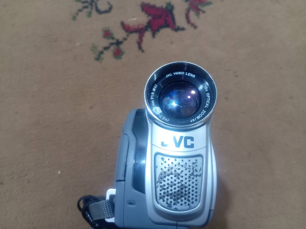 كامرة نوع JVC شريط 4 ملم
عاطلة أبيع تراب

السعر 25 مع التوصيل


**إذا كنت صاحب هذا الإعلان وتريد حذفه لأي سبب، رجاءا أرسل رسالة إلى الدعم الفني**