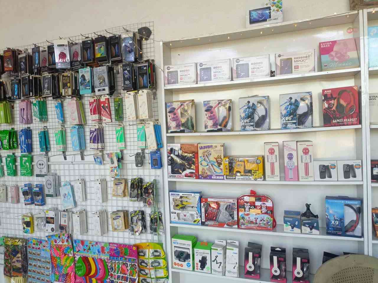 سلام عليكم محل للبيع بي غراض خير من الله مع فاترينات عدد 5 وجام خانه كابسات هويات عدد2 اليريدهن بي خير ويدلل يتصل بي واتساب ***********
