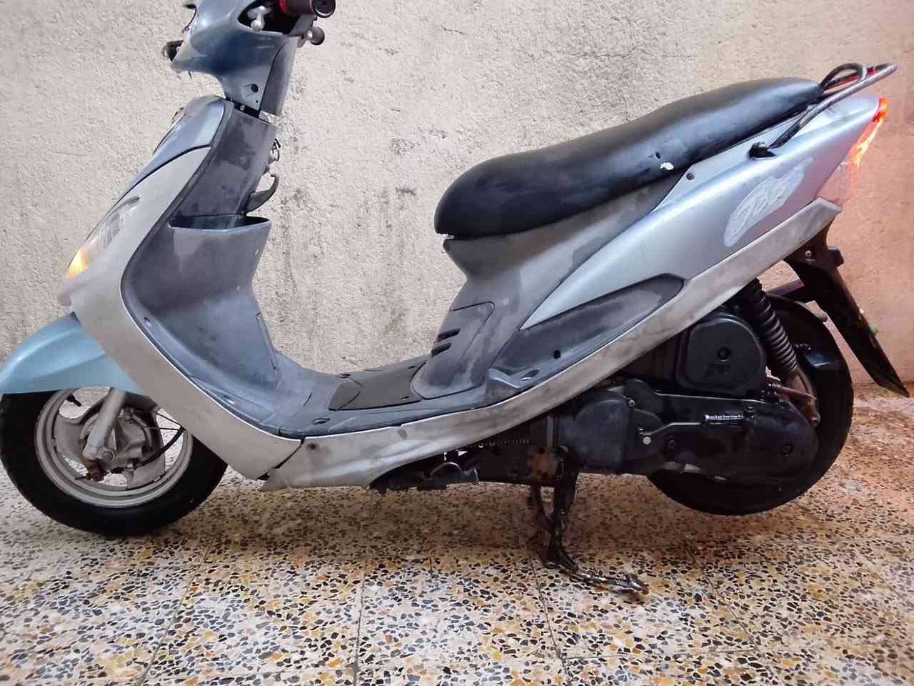 السلام عليكم 

للبيع ماكس قجمه 
جاهزه كلشي شغال بيها عدا السلف
الدراجه مفتوحه مره وحده بوشه بلاديه 49
الدراجه جاهزه تايرات جدد
شرط الدراجه مكينتها ناعمه لا تنقيص ولا تبخير 
السعر 625وبيها مجال 
مكاني 5ميل
رقمي***********بي وتساب
