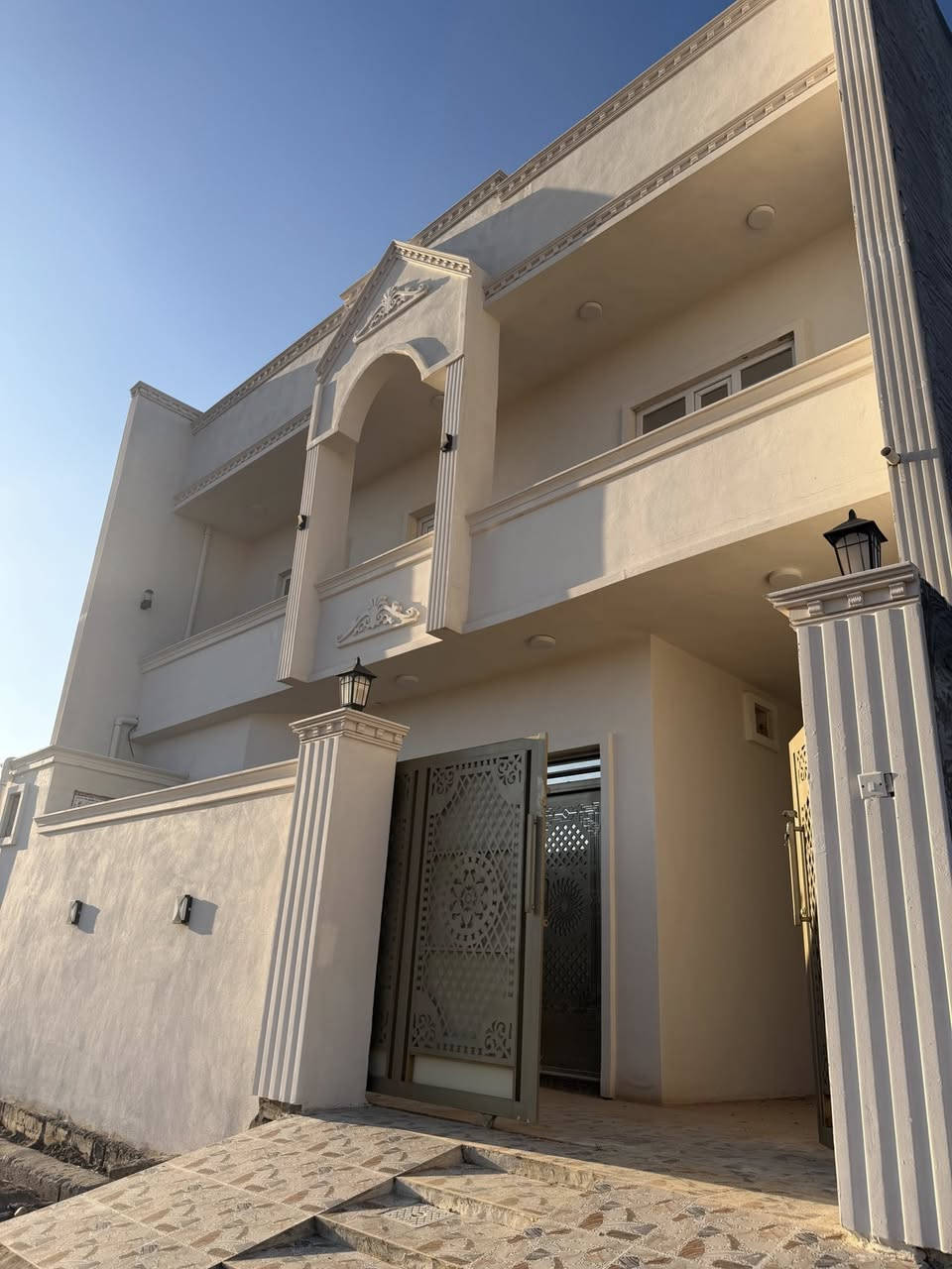 دار للبيع زيروو بسعر مناسببب 🔥 
المساحة ١٠٠ م ( ١٠*١٠) الموقع الديوم حي التصنيع 📍.. ( ٣ غرف نوم + ٣ مجاميع صحية + صالة+ استقبال +مطبخ)
كامل وجاهز وزيروو / بأسمي طابو صرف
الاستفسار 
***********
