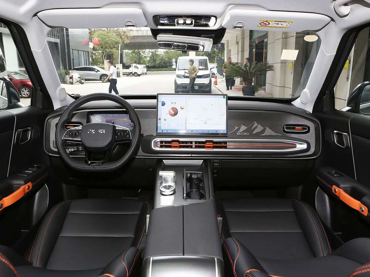 مختصر مفيد عن سيارة بايك - BJ30
موديل 2024 يجي فئتين هجين و3 فئات بنزين
موديل 2025 غير موجود
موديل 2026 تجي 4 فئات هجين و 3 فئات بنزين
____
راح نسولف بس على الهجين موديل 2026
السيارة هايبرد وليست بلكن هايبرد وانما هجين فقط
مناسبة للمدن اكثر من الطرق الخارجية

محرك البنزين 1.5 لتر تيربو قدرة 158 حصان

محرك الكهرباء للاقل فئة 177 حصان والبقية يكون 252 حصان

اقل فئة دفع امامي والبقية دفع رباعي.

القوة الحصانية القصوى لكل المحركات 335 حصان للاقل فئة والبقية 409 حصان

كل الفئات تجي بطارية ثلاثية (NCA) او NCM تتحسس جدًا من الحرارة العالية فهي اضعف من ناحية الامان والعمر وتحمّل درجة الحرارة مقارنة ببطارية سيارات BYD ليثيوم فوسوفات الحديد.
لكنها افضل من بطاريات BYD فقط من ناحية المدى.

التهوية والتدفئة للمقاعد الامامية ما تجي الا بفئة واحدة.
وفتين تجي بس تدفئة مقاعد امامية بدون تهوية.

الناقل يجي DHT أبو سرعتين مو مثل BYD يكون E-CVT. يعني اقوى من BYD.

كل الفئات ما بيهن داش كام عدا فئة واحدة.

عدد الكاميرات = 5

كل الفئات ما بيهن شحن لا سلكي عدا فئة واحدة.

أوكتان البنزين = 92
____________________
مختصر الكلام: السيارة مواصفات ممتازة مقارنة مع السعر وابرز ميزتين هي الدفع الرباعي والقوة الحصانية، والعيب الوحيد ربما البطارية فقط.

لتفاصيل أكثر:
*********** واتساب
