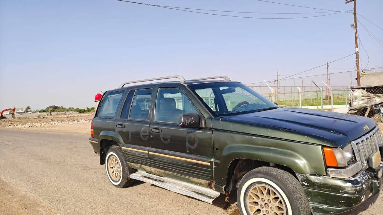 السلام عليكم 
جيب شيروكي موديل 95 
رقم صلاح الدين مشروع وطني سنويه لغايه ال 26 تحويل مباشر مكينه وكير بطه 2500 تخم تاير جديد حداديه كهربايات شغاله مكفوله الكص ونقل الجثه وكافه العيوب الشرعيه السعر 24 وبيها مجال المكان واسط 
***********
