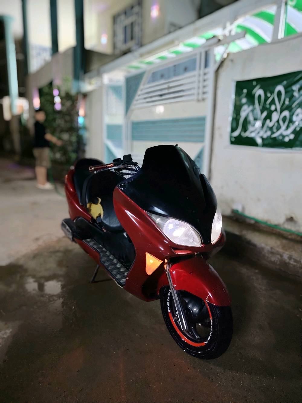فورزة 08 الدراجة فول، بصمة و حساس بالجك، و  لايتات امامي لونين مع لدات لون احنر بس طافيات اني فاصل وايراتهن الدراجة قوية و ما عايزلها بس تاير خلفي لان تعبان و شويه ملاحضات بيها، المكينه ما مفتوحة نهائياً 
للتواصل و معلومات اكثر
***********
الموقع : نجف الاشرف البراكية - قرب بانزين خانة ريبال،
السعر ٧٠٠ و بيها مجال،
ممكن تذكر شنو الموديل بالضبط؟ فورزا 2008 لو 2009، وكم سعة المكينة/النوع إذا تعرفه؟: 
2008 سعة المكينه 250cc
شكد عداد الدراجة تقريباً؟ وهل بيها أوراق رسمية كاملة لو بدون أوراق؟: 
 مابيها اوراق فقط مكاتبه، 37 الف كيلو
غير التاير الخلفي، شنو الملاحظات الثانية اللي بيها؟ مثلاً دهنة/كسر/صوت/كهرباء/فرامل؟: 
دهن جديد و فلاتر جدد و كسرو شويه بالكفرات و للمعلومة الدراجة فول بس اني لاغي الكير بس تقفل السرعه ع ١٥٠
هل المكينه مفتوحة نهائياً مثل ما ذكرت، لو بيها أي شغل سابق مثل تبديل بستم/رنجات/كاربريتر/عادم؟: 
نهائياً ممفتوحة المكينه
هل السعر قابل للمساومة، وشنو آخر سعر تقبل بيه؟ وهل اكو إمكانية للفحص والتجربة بنفس موقعك بالنجف؟: 
نعم اكو 