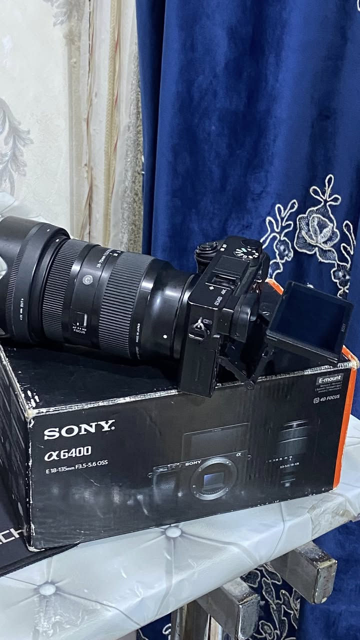 كاميرا سوني a6400 مستخدمة ونضيفة مثل ما موضحة بالصور واستخدام شخصي ابيع فقط البدي مع كارتونة وشاحن اصلي وبطاريتين  ومواصفات الكاميرا مرفق مع الصور للاستفسار ***********
