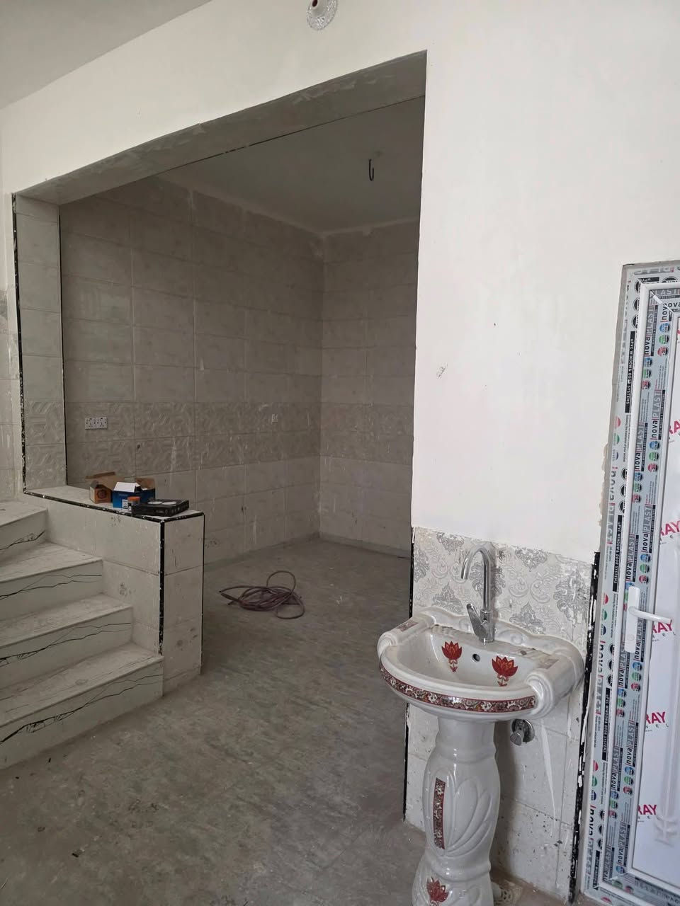 بيت //٧٥متر //كربلاء 
بيت جديد 
 طابقين للايجار يحتوي على استقبال وصاله ومطبخ وصحيات والطابق الثاني غرفتين نوم زائد صحيات

 بحي موسى الكاظم قرب فندق البارون 
سعر //400الف// مع المجال 
@إشارة 
‏‪***********‬‏
