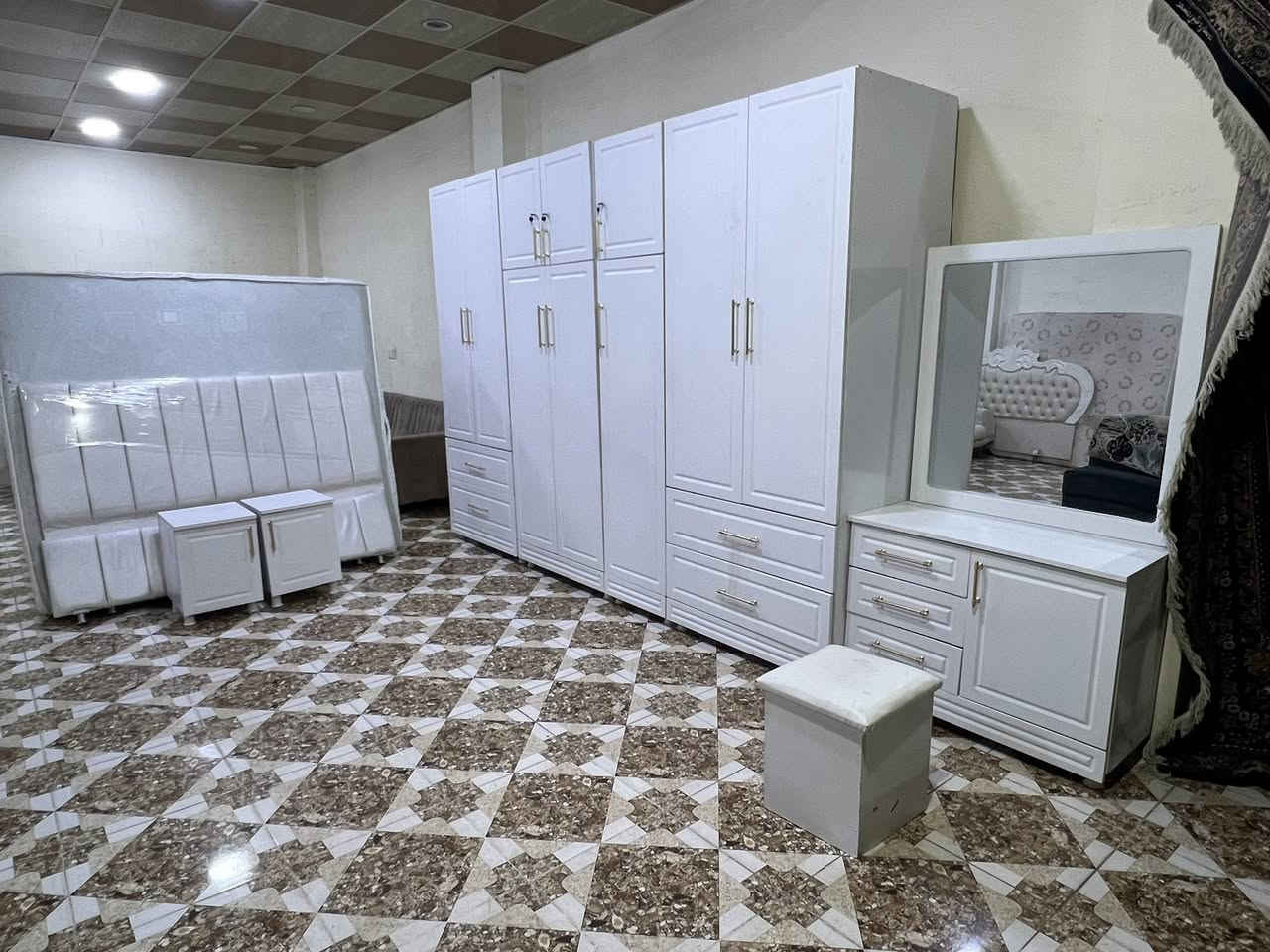 دووبارة بةشتيكي تازةوناوازة هاتينةوةخزمةتان 
ئةم تاقم نوستنة بؤفرؤشتن ٦پارجةية دسكردة
داري عةسليية بالام پريسة لؤك لؤكة بيعيبة
ژم***********
شوين كةلار
