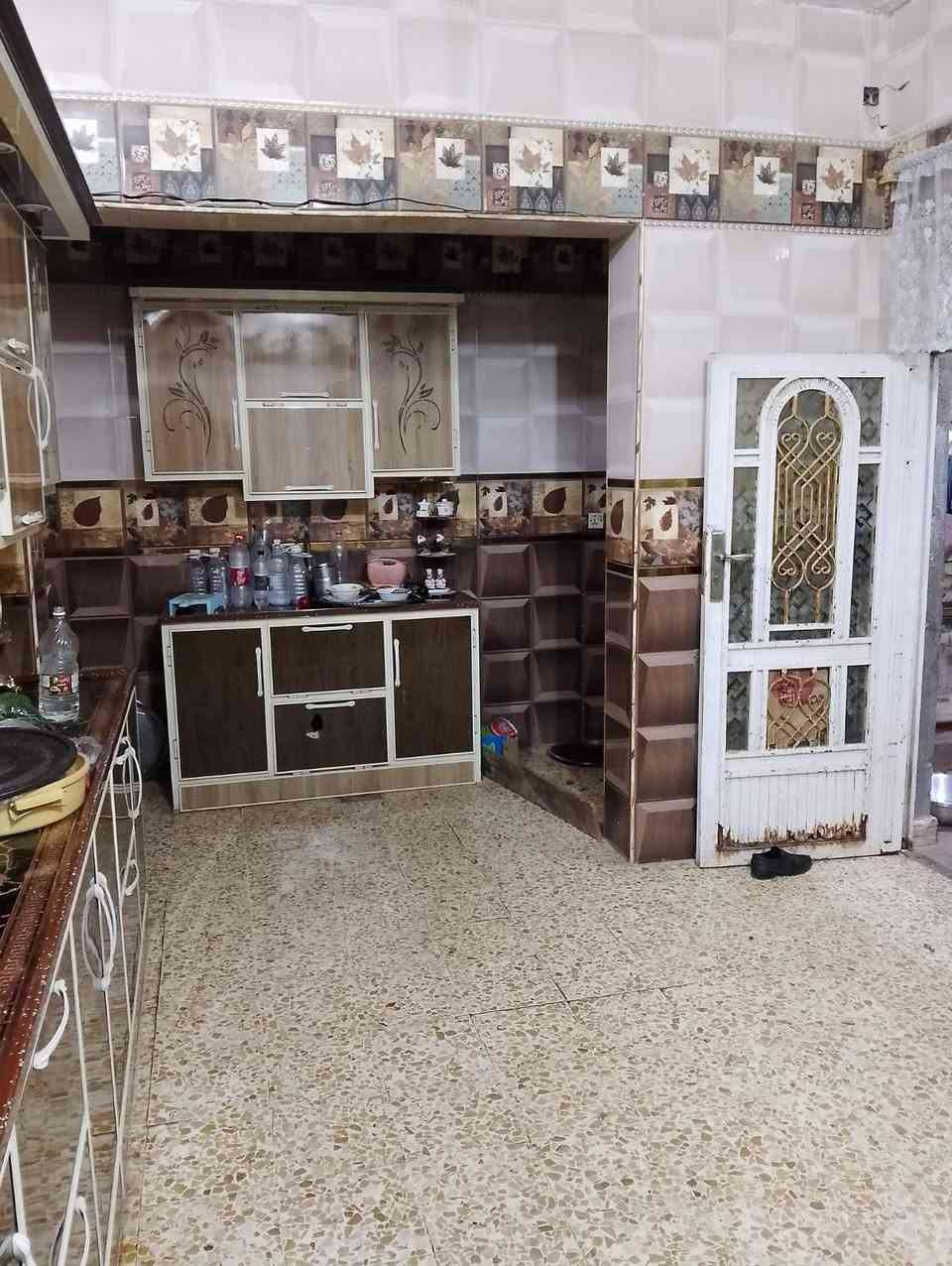 بيت للبيع في حي الشهداء قرب السوق مساحة 200متر طابو صرف الاستفساراتصال ***********
