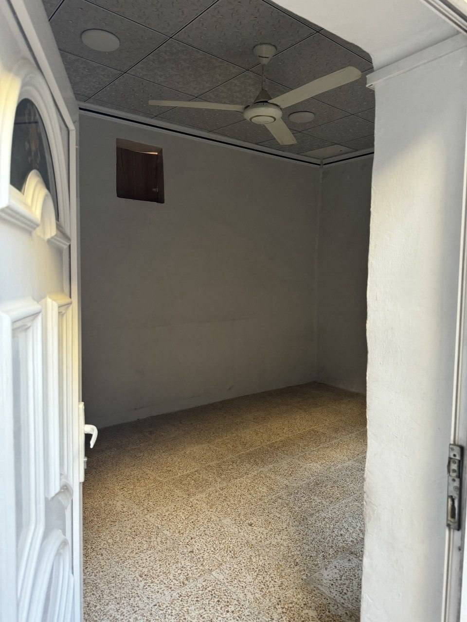 السلام عليكم بيت للبيع في منطقة الفاروق قرب حضيرة السادة/ جامع سبيل خانة
المساحة 88 متر /سند طابو/ يحتوي على طابقين 
الطابق الاول/ غرفتين/ مطبخ /صحيات وحوش سقوف ثانوية والبيت كاشي من الطابق الاول للسطوح
الطابق الثاني/ غرفتين/ سطح +سطح اخر مع تواليت قريب من الشارع ومدرسة الحرية وتدخل سيارة للمنطقة للاستفسار الاتصال على الرقم التالي 
***********
