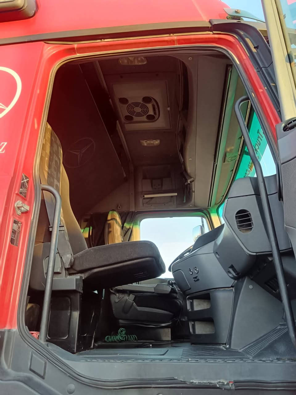 السلام عليكم سياره للبيع 2008فول موصفات تبريد  خزن رتايدر  حجم 18.46 عرجه بدون كلج 12نمره تخم تاير راس وسحال  جهازه الشغل  تكيال سنتين جي بيس جديد مفعل
سعر 460 بيه مجال
‏‪+9647854522791‬‏
