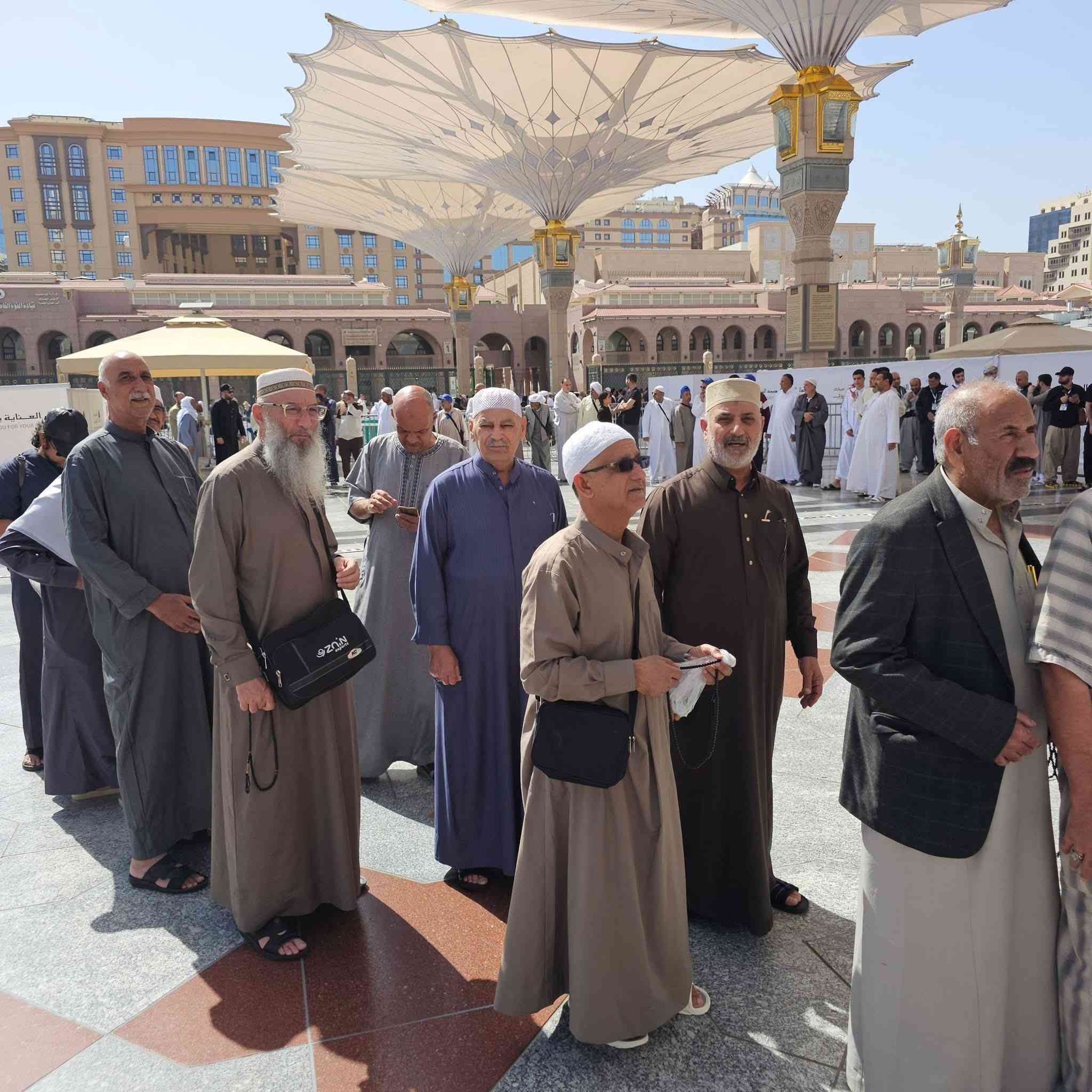 في هذا اليوم المبارك، يتشرّف معتمرو
قافل البر لشهر رمضان المبارك بالدخول إلى الروضة الشريفة في المسجد النبوي، حيث السكينة والطمأنينة تتنزل، وحيث تقف القلوب خاشعة أمام مقام النبي الكريم ﷺ. إنها لحظات إيمانية عظيمة يغمرها الشوق والمحبة، يتقرب فيها المعتمرون إلى الله بالدعاء، ويجددون العهد باتباع نهج الحبيب المصطفى

📌 مستمرين بأستلام جوازات اواخر شهر رمضان المبارك 
📞 للاستفسار :- 
الحاجة :- ام مصطفى 

***********
***********
