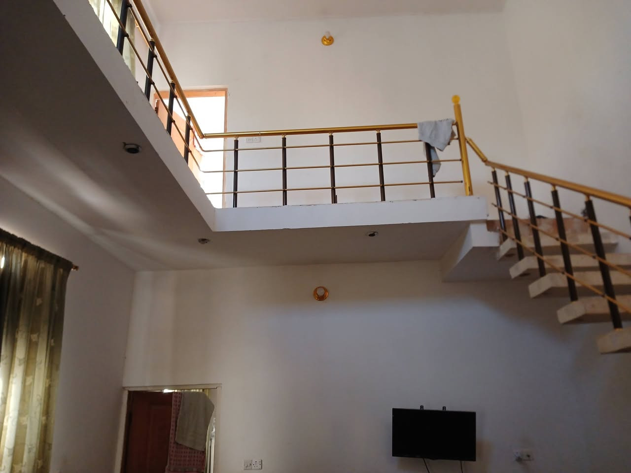 مشتمل البيع حي جبيريه الثالث قريب عل شارع ٥٠ من يم الطاقه المشتمل ركن شارع ١٠م طابق واحد غرفتين غرفة فوك وغرفة جوه ومطبخ ستقبال كراج صحيات المساحه ١٢٥م حالين موجر ٢٥٠الف السعر ٥٨ للستفسار اتصل ***********
