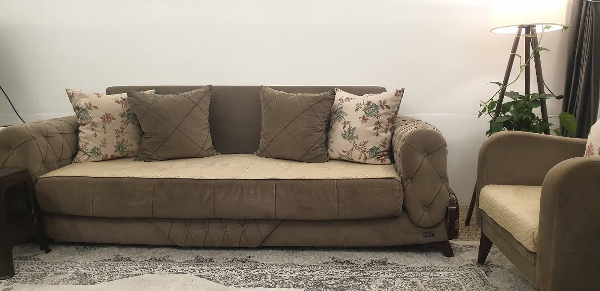 #للبيع
تخم قنفات 10 مقاعد 
اللون زيتوني فاتح تطعيم صاج
السعر 200 الف 
#ملاحظه بي كسر رجلين 2 فقط يحتاح تصليحهن 
نظافه 80٪ 
العنوان الفلوجه حي الجغيفي الاولى 
للتواصل ***********
