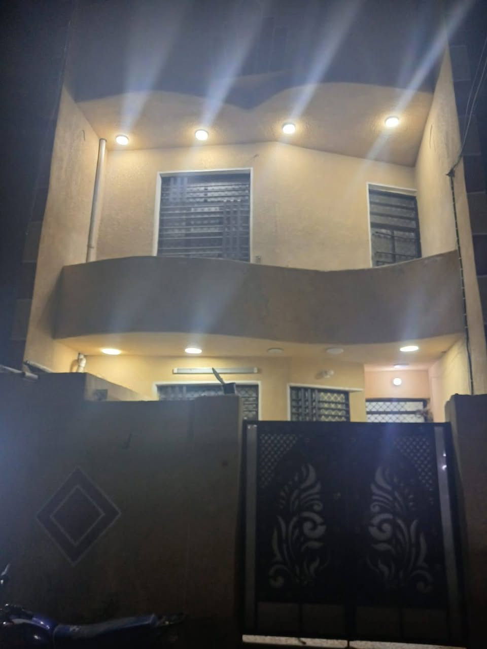 دار للبيع مساحه 100متر طابقين كامل  على اخر حبايه زراعي الامانه محله 966بيت كامل ماتصرف علي ربع 
***********
