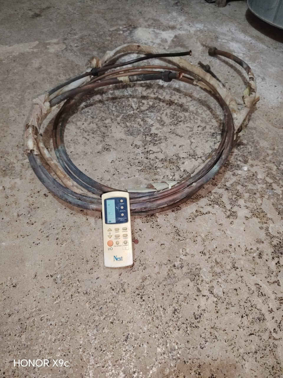 السلام عليكم سبلت طنين شغال يشتغل بارد يعني يضل يطول  بعدين يتحول حاره الهوه السعر 250شراي اتصل ***********
