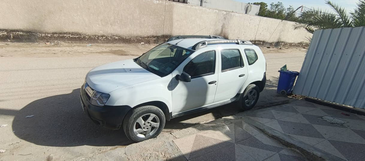 رينو داستر حرة موديل ١٨ بيها جاملغ خلفي جهة السائق مصلح على البارد بدون صبغ مكينتها ٢٠٠٠ بلادية وكيرها مصلح للاتصال ***********
