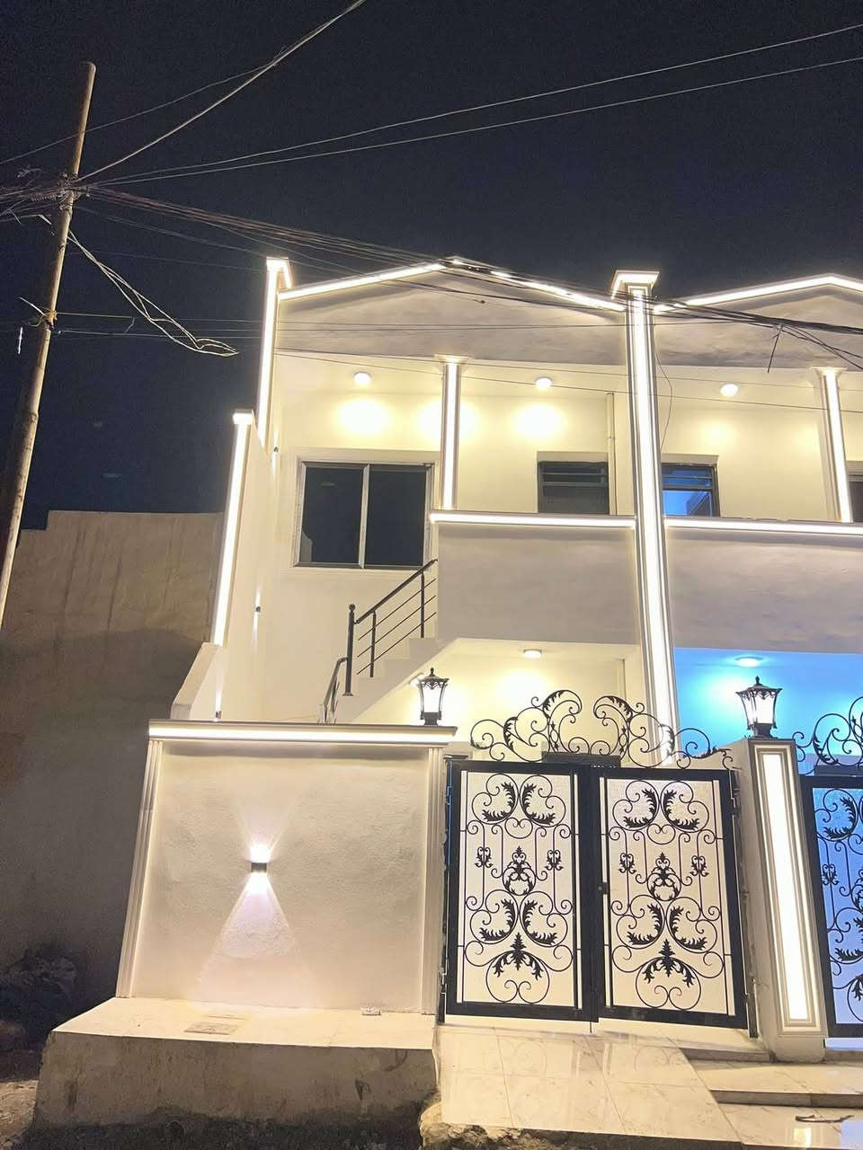 دار للبيع طابق ونص  موقع حي بدر خدمات  كامل البيت ثلث بيت من الصب شارع نضيف ابو كرار  شارع مدرسه علي شاهين مقابل باب المدرسه سعر 50وبي مجال  مساحه البيت 110
 يتكون البيت من استقبال صاله مطبخ وغرفه نوم صحيات  توابيت وغربي داخل و خارجي موجود توابيت شرقي  طابق الثاني غرفه نوم واجهيه فلين شبابيك لمنيوم سلايت  أبواب خشب تركي تبريد مركزي محجرات البيت جاهز اي ستفسار اتصال ***********
*********** كركوك, العراق
