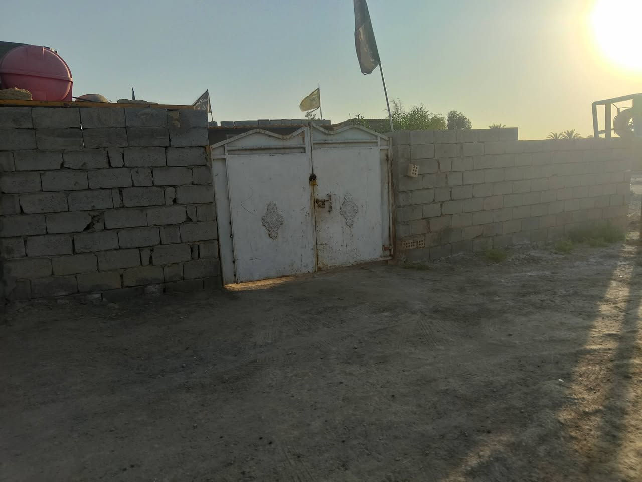 السلام عليكم للبيع بيت زراعي سند 25 وره محطه حمزه دعيل مساحه 300 بي غرفه النوم وستقبال ومطبخ وحمام مسكف سنوديج السعر 13 مليون استفسار ***********
