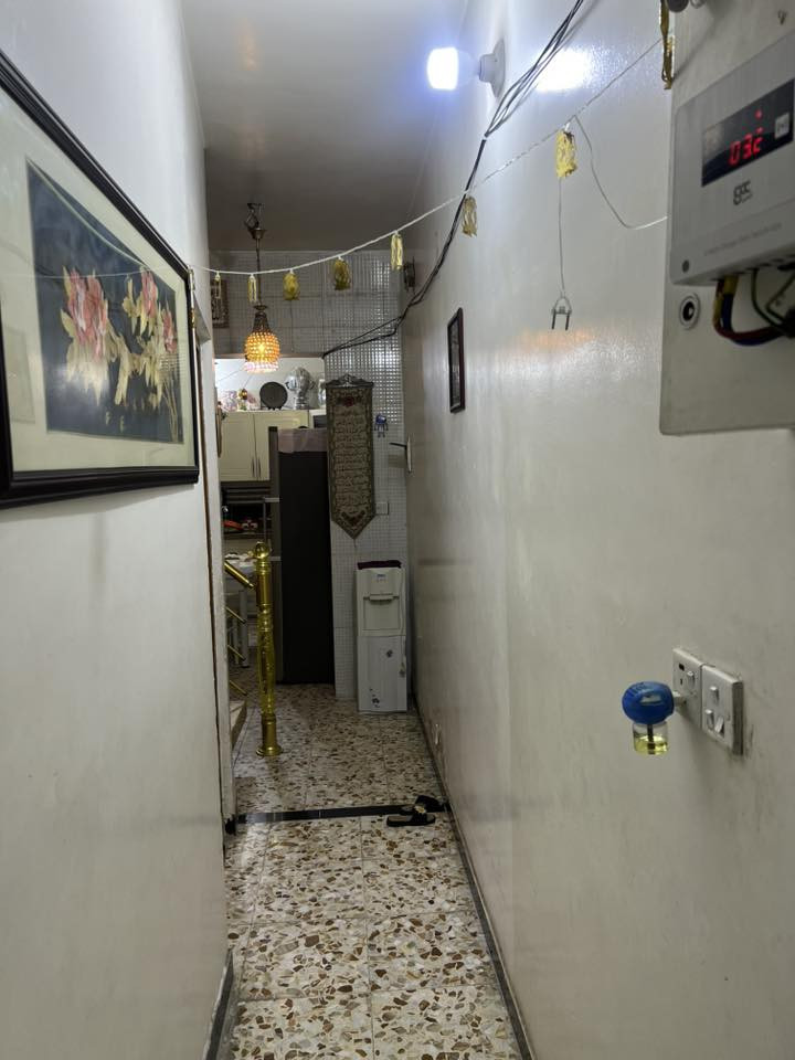 السلام عليكم 
بيت طابو صرف باسمي للبيع مساحة 50 م واجهة 5م نزال 10 ثلاث طوابق
يتكون البيت من مدخلين وثلاث غرف نوم وصالة ومطبخ وصحيات عدد 2 
الطابق الارضي صالة وخدمات ومطبخ وترك 
الطابق الثاني غرفتين نوم وخدمات صحية 
الطابق الثالث غرفة نوم وسطح 
العنوان الامين الثانية شهداء النفط قرب ماركت كرار الوائلي  الشارع الخلف اسواق عصام الشمري للتواصل 
***********
