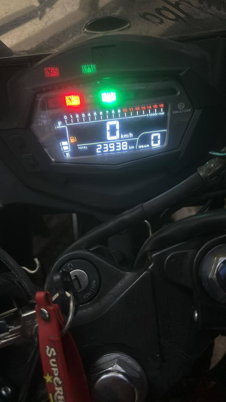 اسلام عليكم 
🔸دراجة دايوان R200
🔹 دراجه مديل 25 
🔺مرقمه رقم بغداد 🔻
دراجه عليها ادامه جديده ومكفوله السعر المطلوب ⛔2200⛔ مليونين وميتين 
للتواصل 
***********
مكاني كاظمية
