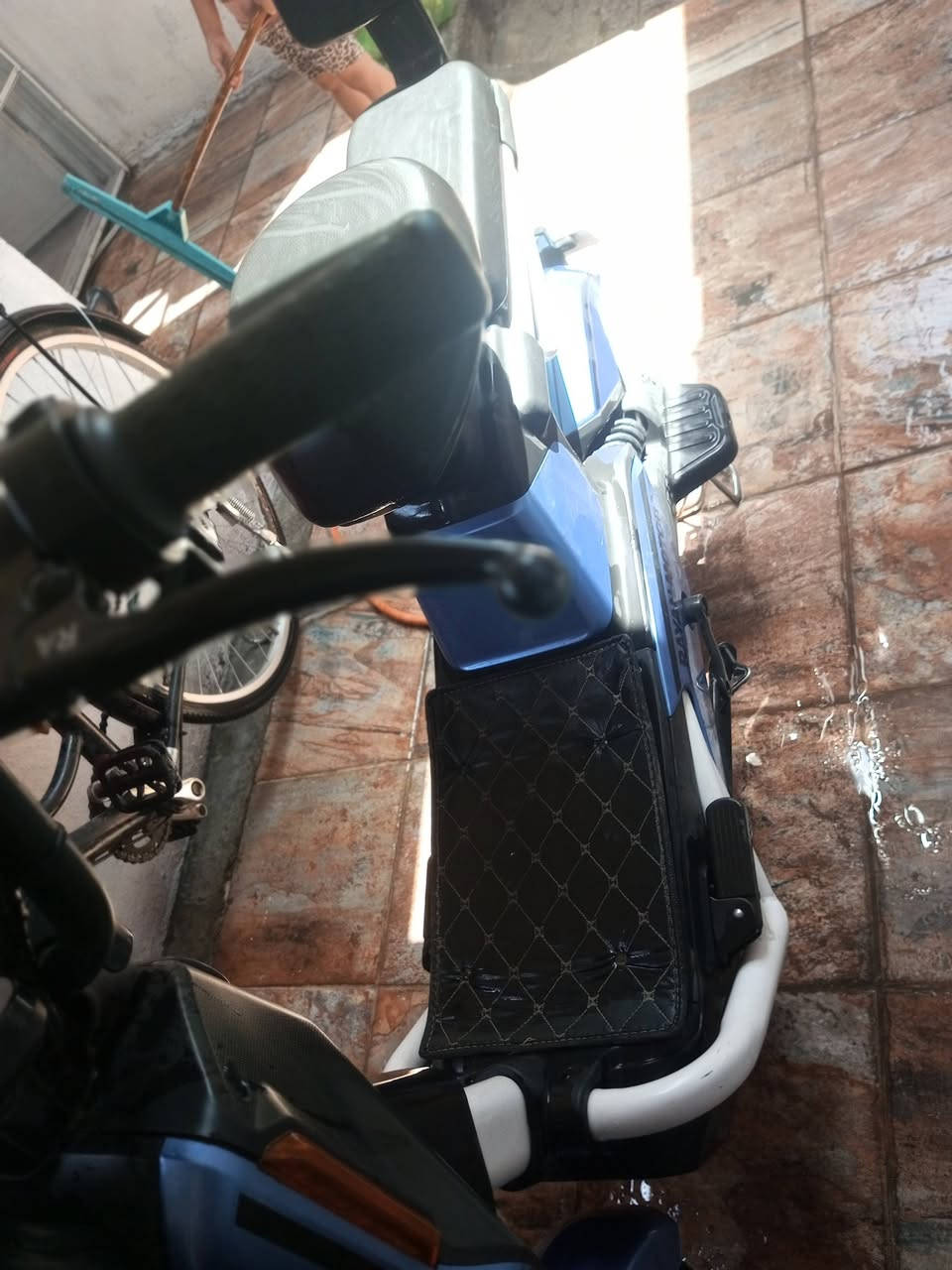 دراجه شحن ريان للبيع حجم 16 دراجه جديده زلغ ما بيها بطاريات كلش نضيفه شاحنه نضيفه كلشي شغال بيها دبل اشاره اشاره يمنه يسره حساس بريك بريك امامي وخلفي شاشه تطلع الاعطال لايت ناصي عالي بصمتين سويجين سرعتين سرعتها 50 حقيقي دراجه ما بيها اي نقص مكان بغداد الغزاليه السعر 380 وبيها مجال للاستفسار *********** للبيع او المراوس ببانزين لا تتصل راسلني فقط مفتوح الرقم واتساب و ماسنجر
