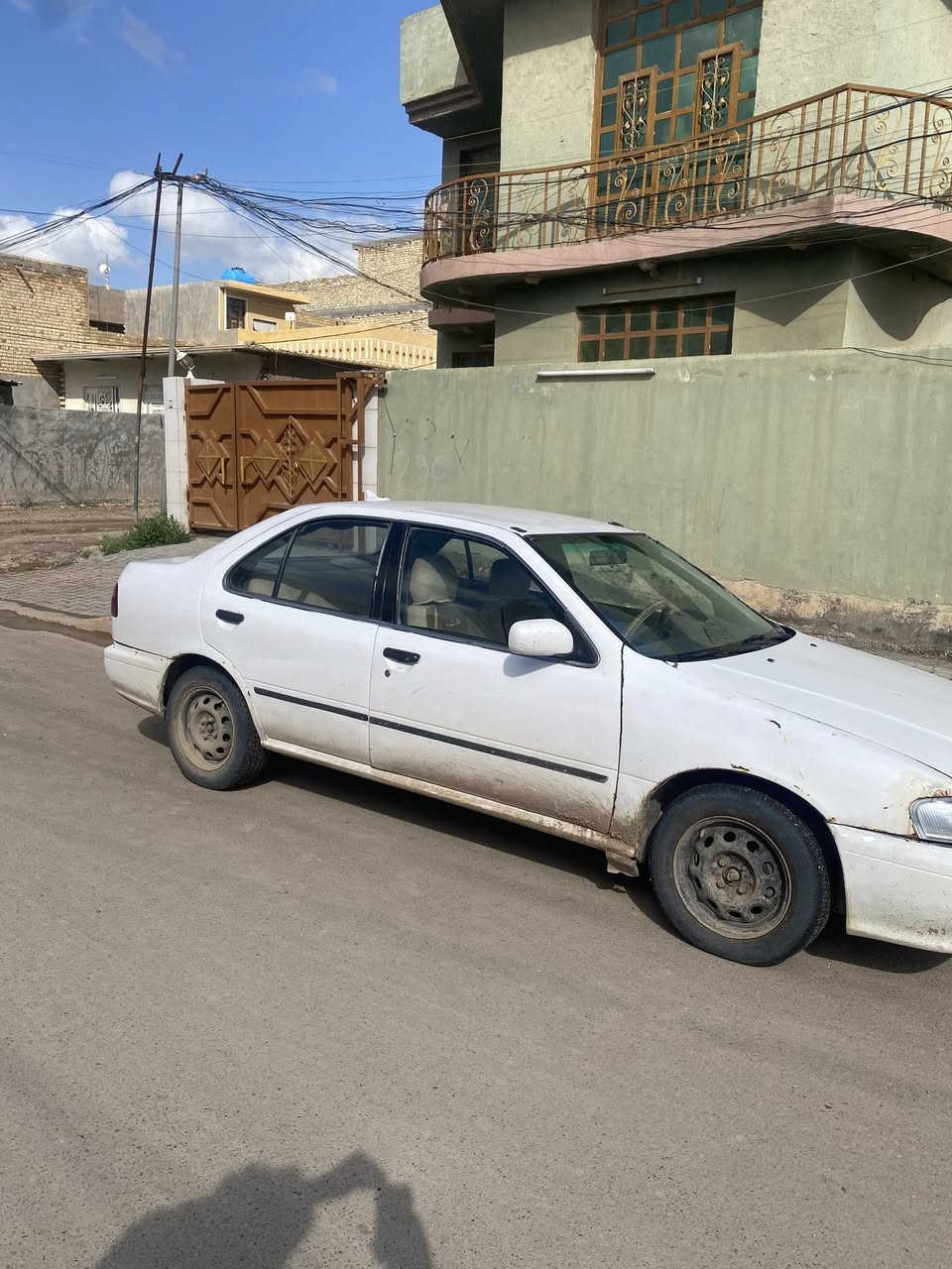 نيسان سني موديل2000 للبيع
كير محرك سني ٢٠٠٧ اوتماتيك 
رقم انكليزي باسمي تحويل ثاني يوم 
تخم تاير جديد 
باتري جديد 
صدر امامي خلفي جديد 
ضربتهه جاملغ امامي بصف السايق 
السياره خير من الله واقتصاديه 
نقصهه فقط كهربائي مضبوط يرجعهه بلاديه 
سعرهه $٤٠ بيهه مجال للشراي 

***********
