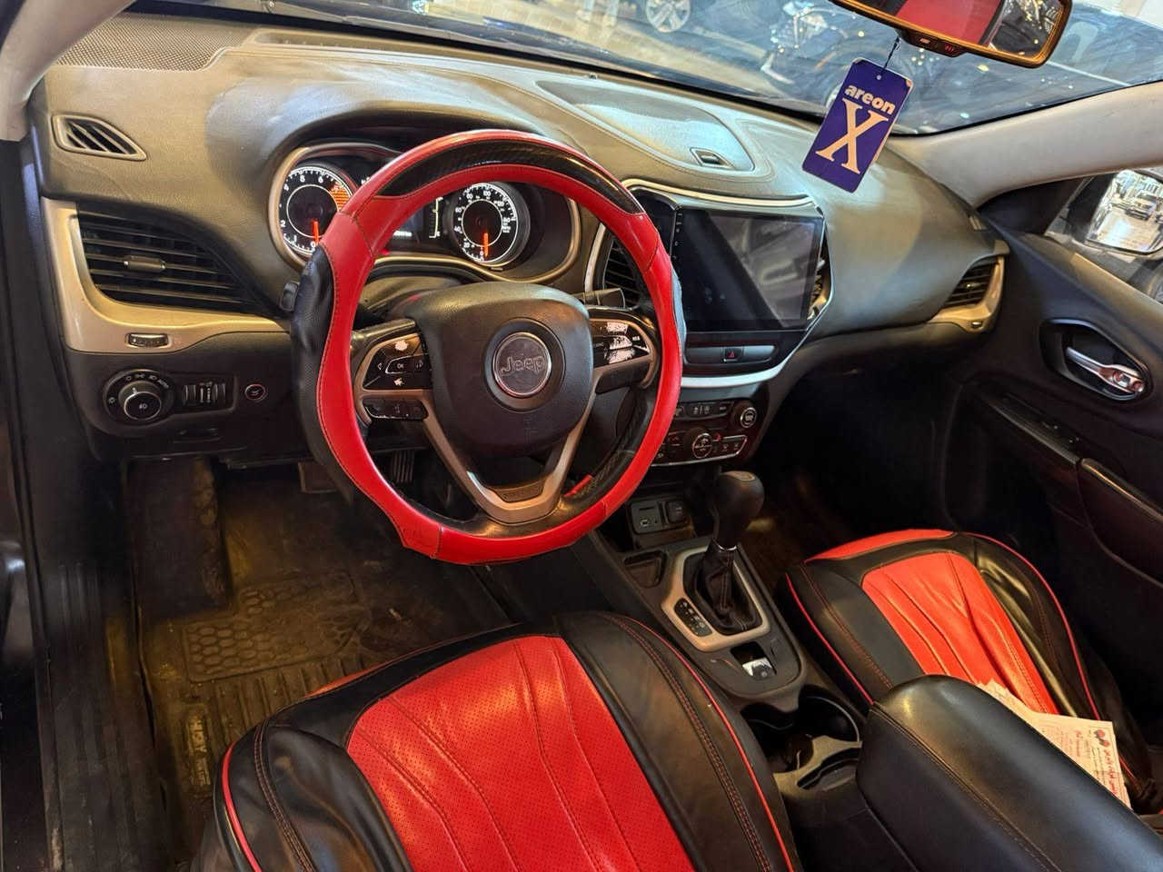 السلام عليكم جيب بزون 2016 بسمي تحويل مباشر وارد أمريكي
امبدل بنيد
سيارة فول مواصفات على فئه 1/1
بصمه وبصمه ابواب شاشه كبيره تحكمات بنورامه 
كشن جلد كهربائي جنطه كهرباء تشغيل عن بعد 
مكينه 6سلندر 
السعر 135وبيه مجال المكان بغداد 
استفسار ***********
