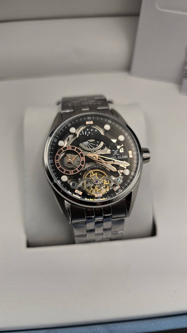 ساعة رجالية أوتوماتيك ماركة Daniel Klein 🔥
⌚ حركة Automatic (بدون بطارية)
⚙️ تصميم Skeleton يبين المكائن الداخلية
🖤 مينا أسود بتفاصيل ذهبي فخم
🛡️ هيكل ستانلس ستيل ثقيل ومحترم
✨ شكل راقي مناسب للبدلات والطلعات 

اصلية شرط السعر جدا مناسب 
مراسلة الصفحة


**إذا كنت صاحب هذا الإعلان وتريد حذفه لأي سبب، رجاءا أرسل رسالة إلى الدعم الفني**