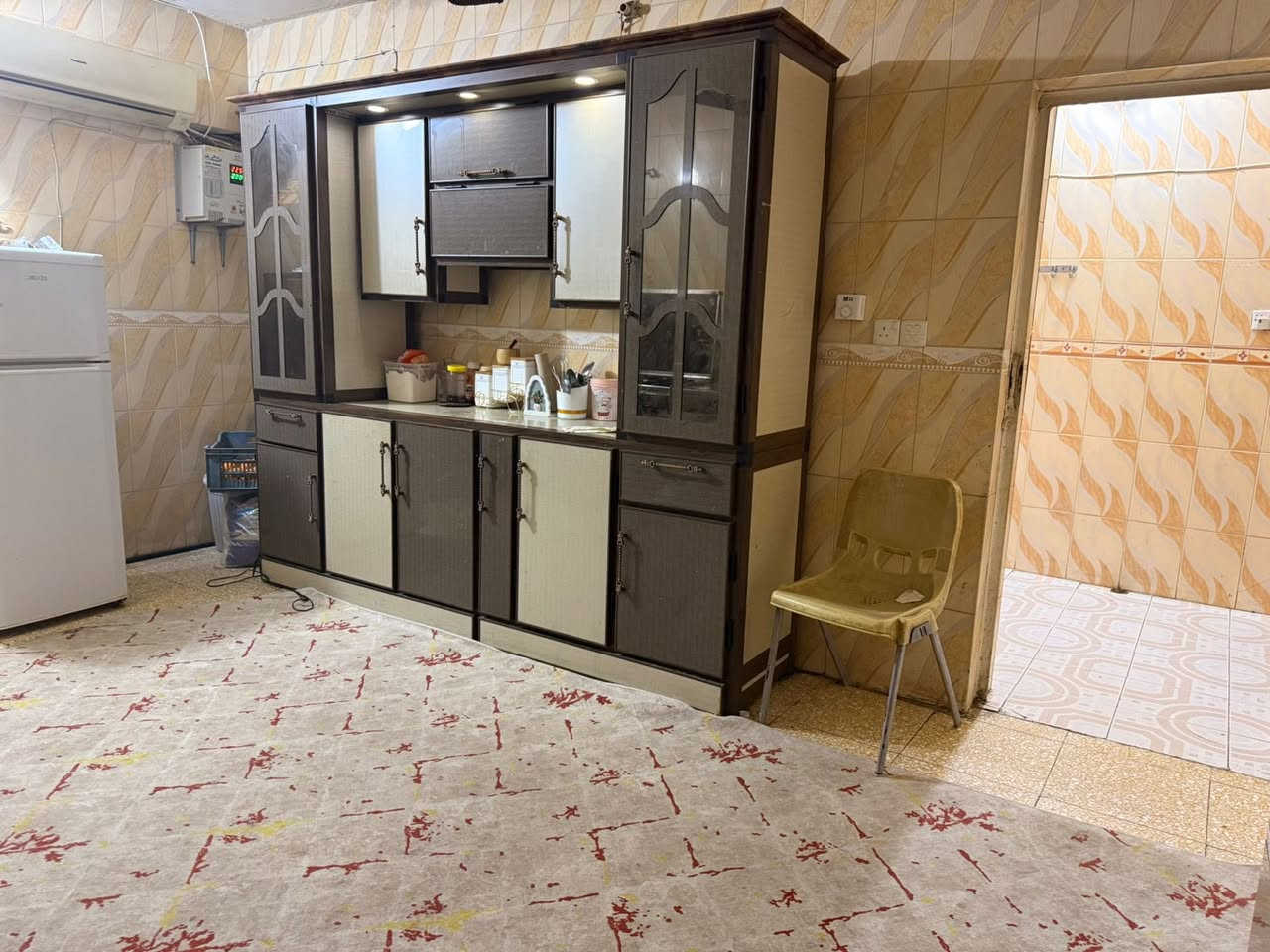 بيت للبيع حي العمال شارع حجية طليعة
مساحة ٢٠٠م طابقين 
الطابق الاول بناء قديم بلوك صب يحتوي على هول واستقبال ومطبخ وغرفة نوم ومجمع صحيات 
الطابق الثاني بناء ٢٠١٠ طابوق عكادة يحتوي على غرفتين نوم ومطبخ ومجمع صحيات 
السعر ١١٥ مليون وبي مجال 
للاستفسار ***********
