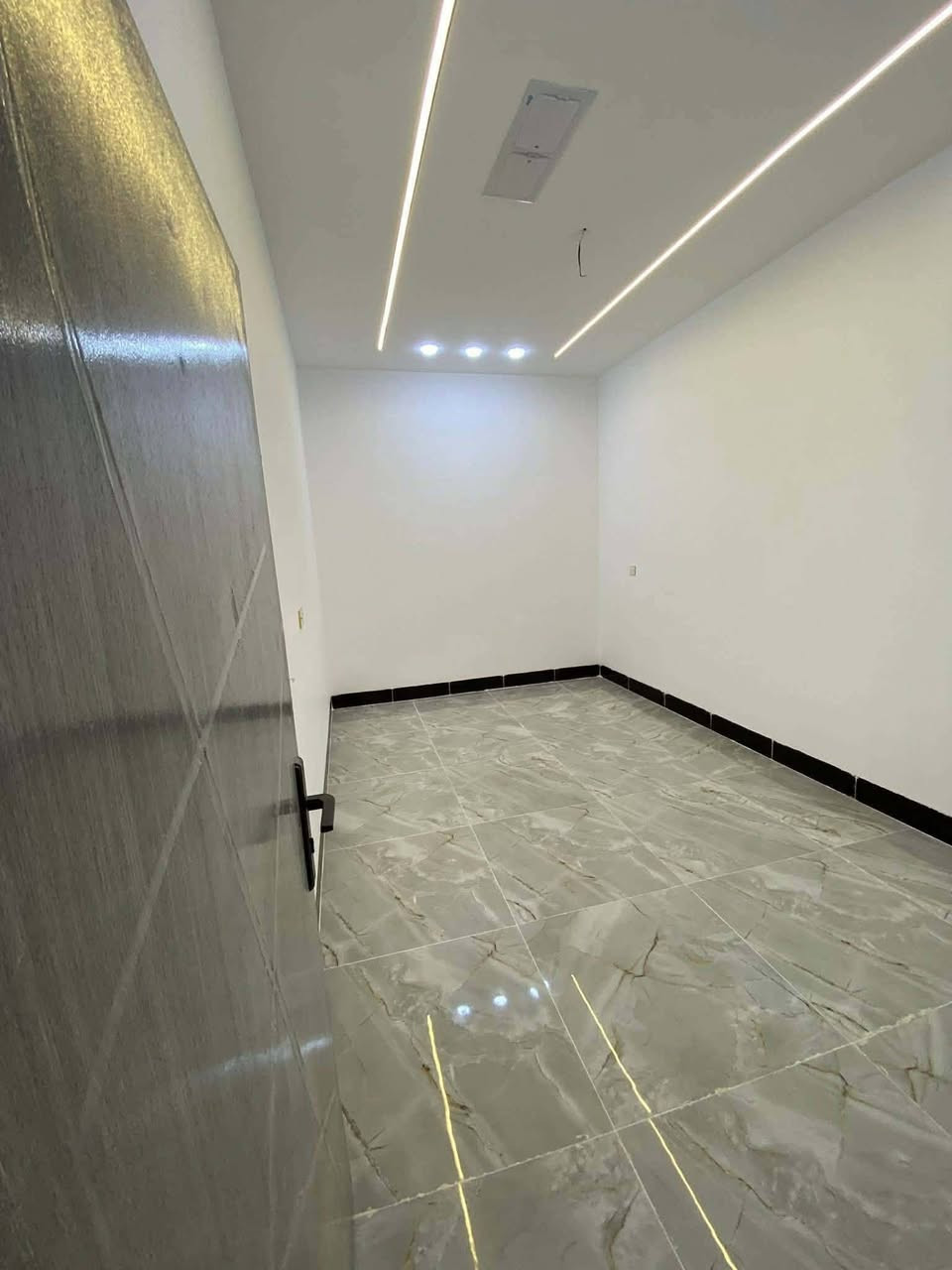 دار للبيع طابو صرف مكان حي الاسره و مفقودين مساحه 135متر بناء حديث *********** متوفر بيوت للبيع للمزيد اتصل
