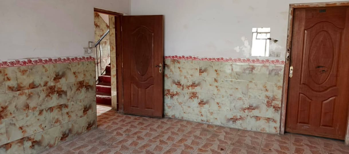 السلام عليكم طابق ثاني ايجار معزول عزل تماما عن الطابق الاول درج مي كهرباء كلها خطوط معزوله عن الارظي البيت مساحته ٢٩٠ متر كبير جدا يحتوي على اربع غرف نوم وصاله كبيره جدا خمسه في خمسه مع حمام مترين ونص في مترين ونص كبير والصطح الفوك ٢٩٠ متر خاص فقط للطابق الثاني مكانه الغزاليه محله ٦٧٣ قرب حسينيه جعفر الطيار بيت ركن وعلى شارع مو فرع مكانه حلو ايجاره ٤٥٠ تليفون *********** بي واتساب اذا ماعدكم رصيد اني بلخدمه
