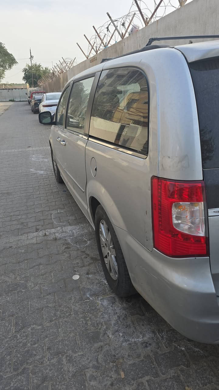 السلام عليكم رمضان كريم ان شاء الله الحلال للبيع موديل ٢٠١٢ ماشية ١٤٩ الف كيلو سعر قفل ١٣٠ ورقه اسف على الاطاله 
*********** علي بي واتساب
