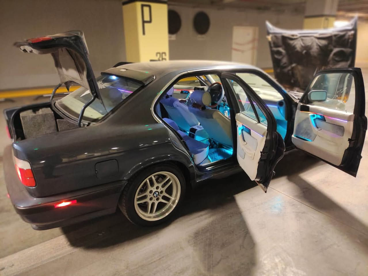 السلام عليكم BMW موديل 1990 كير عادي
سياره جديده بمعنى الكلمه غرفه مخمل اوف وايت كت كامل M حته دوس البانزين والكلج والبريك M سياره بدون ضربه فقط صبغ جماليه هزه وسنويه جدد بسمي تحويل ثاني يوم كير ومكينه خير من الله مكانه بغداد الامين ثانيه فقط بيع متوازي عله فلوس سعر 70 وبيه مجال ***********
