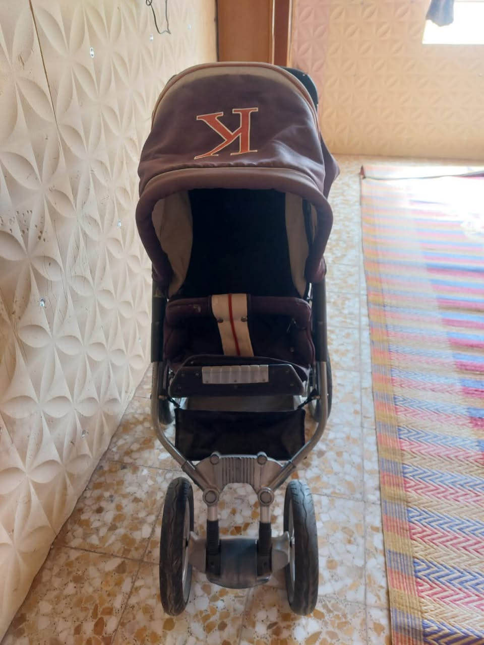 🛒 عربة أطفال ماركة (NANNY) بحالة ممتازة للبيع
التايرات:
تايرات نفخ كبيرة (مثل الدراجات) لمرونة تامة وسلاسة بالمشي على كافة الطرق.
 الويلات:
ويل سبورت (رنجات رياضية) قوية وتتحمل الاستخدام.
 المساعدات:
مزودة بـ "دبلات" أمامية لامتصاص الصدمات وراحة الطفل.
 الشاصي:
هيكل ألمنيوم قوي جداً وخفيف الوزن.
 المواصفات الإضافية:
يدّة تحكم قابلة لتعديل الارتفاع، مظلة واسعة، سلة تخزين سفلية كبيرة، وحزام أمان.
💵 السعر: 100 ألف دينار عراقي
📍 الموقع: النجف الأشرف
📞 للتواصل: ***********
