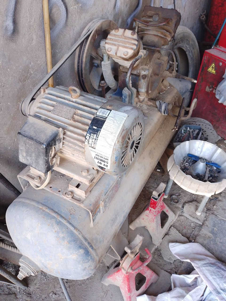 سلام عليكم كمبريسر عدد ثنين للبيع
ثنينهن شغالات ومابيهن شي 

الأول واحد الضاغطة جانت تذب دهن قبل مدة من الزمن 
حالياً من نشغلة ماكو شي مابي خلل ويترس 

والثاني الصرة تسرب هواء يعني مو مشكلة چبيرة
يصيرلها قلوزة 
مكاني النجف الأشرف قضاء المناذرة 
للاستفسار خاص


**إذا كنت صاحب هذا الإعلان وتريد حذفه لأي سبب، رجاءا أرسل رسالة إلى الدعم الفني**