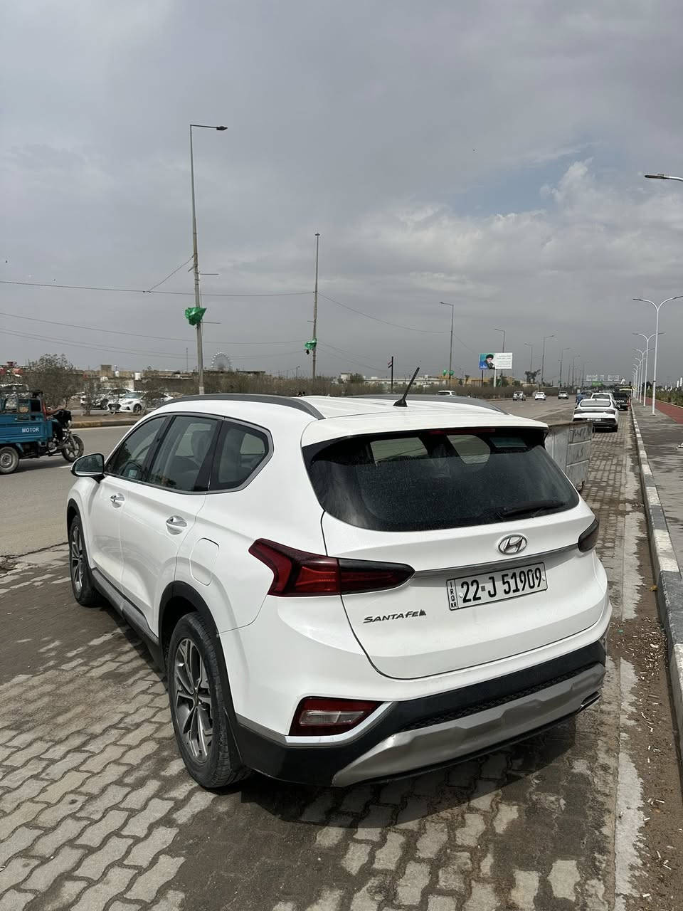 السلام عليكم 
هيونداي سنتافي خليجي ابيض رقم اربيل 
فول مواصفات نقص فتحه فقط .
مكينه اربعه سلندر 2400 دوش .
سياره جاهزه من كلشي مكينه كير حداده تبريد ما بيها نقص برغي .
ماشيه 95 km .
داخل لونين مميز +سبعه راكب تلث قطع تبريد .
بيها صبغ شي بسيط بقبق الصندوك يم الرقم . 
سعر ب198$ وبيها مجال 
عنوان البصرة المعقل 
***********
