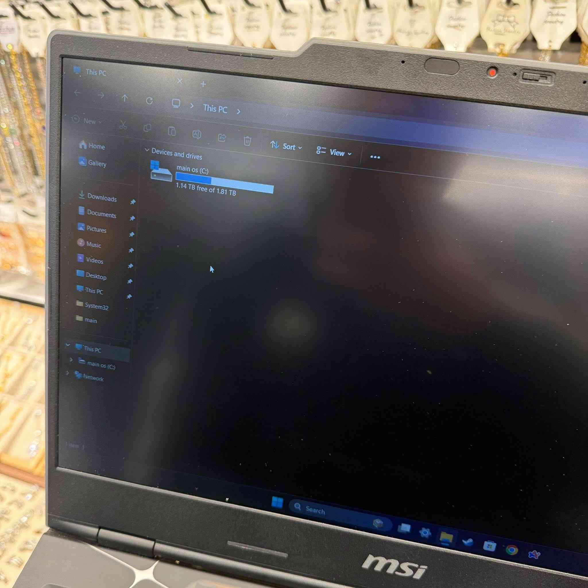 MSI Cyborg 15 لابتوب للبيع
للبيع لابتوب MSI Cyborg 15 نظيف فتحته ع ايدي اشتريته بشهر ال 11 استخدام كلش بسيط لان ماعندي وكت 

لابتوب كلش قوي و هاي مواصفاته كدامكم 

مع كامل ملحقاته الاصلية و مع هديه ماوس كيمنك

المواصفات:

 • المعالج: Intel Core i7-240H (16 نواة)

 • كرت الشاشة: NVIDIA GeForce RTX 5050 – 8GB DDR7

 • الرام: 16GB DDR5

 • التخزين: SSD NVMe سعة 2TB 

 • الشاشة: 15.6 إنچ FHD – 144Hz

 • النظام: Windows 11 Pro – 64bit

📌 ملاحظة 

التخزين مغيَّر إلى 2 تيرا SSD NVMe (الأصلي جان 512GB) لسرعة أعلى ومساحة أكبر.

✅ الجهاز سريع جداً

✅ استخدام نظيف وما بيه أي مشاكل

📍 المكان بغداد 

💰 السعر: مليون و 500

📞 التواصل خاص او واتس ***********
