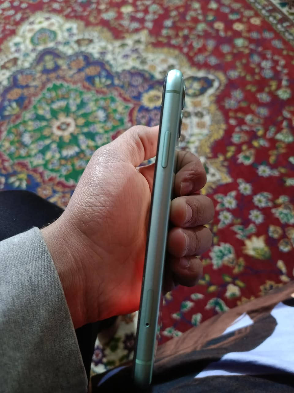 ايفون 11 عادي للبيع ذاكره 128 بطاريه 82 جهاز مكفول من اي شي عده هذا الخط الي بـ الشاشه صغير وما مأثر عليه ابداً سعر 200 قفل سعر نهائي مكاني بغداد سيديه رقمي ***********
