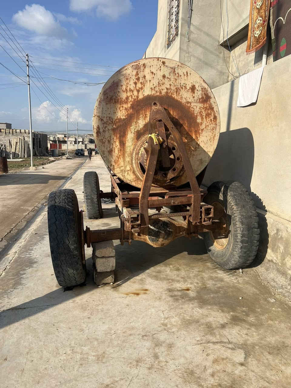 للبيع سعتها 5000 لتر الموصل ناحية زمار
***********
