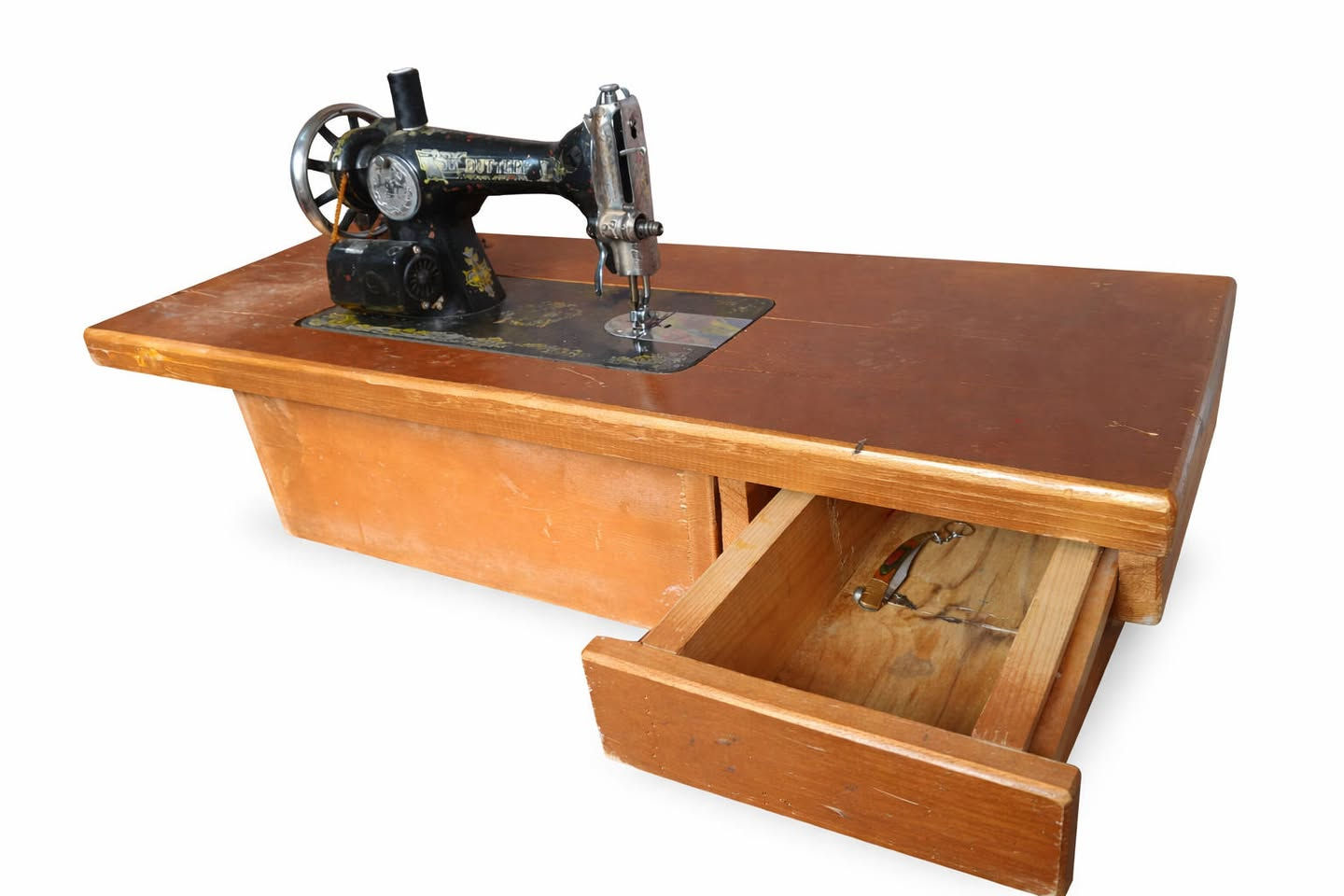 سلام عليكم يتوفر ميز مكينه بهذا الدزاين ارتفاع 25 cm بطول متر و ربع
عملي جداً متنقل سهل الاستخدام تصميم درجة اولى صاج ثقيل 
المهتم متوفر  

واتس اب ***********
للعلم استخدام قليل
