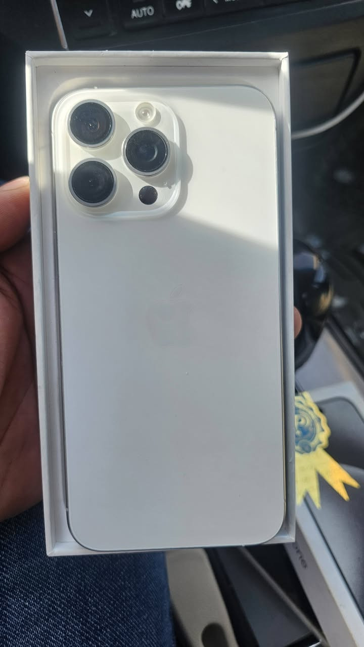 ١٥ برو ماكس ٢٥٦ دبل سيم كارت
ابيض بطاريه ٩٠ نضافه ٩٨% جديد بمعنى الكلمه 
كربلاء الحر *********** 
السعر ١٢٠٠
