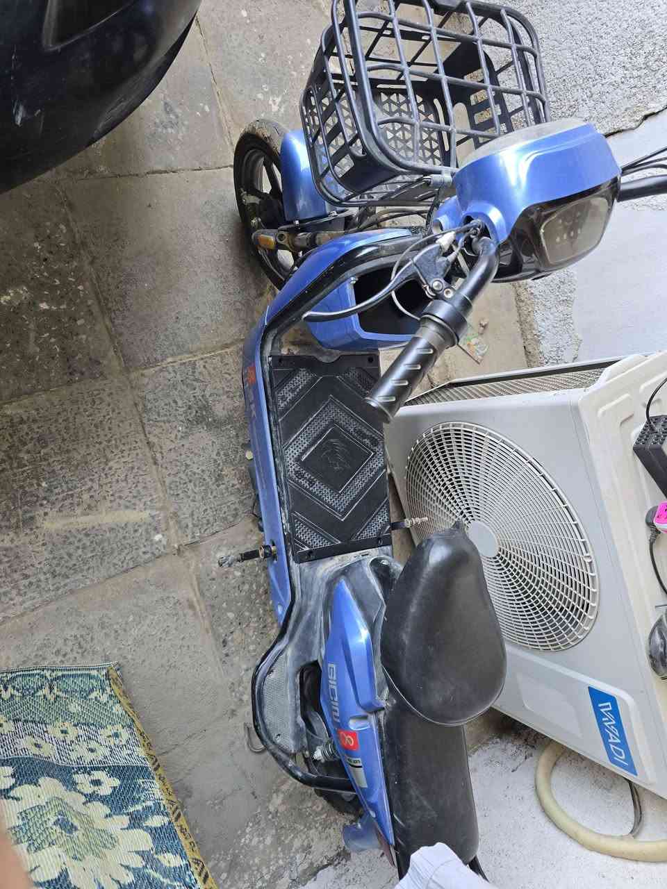 دراجه ٤ بطارية مستعمله قليل اخت الجديده ماخذهة ٤٥٠ الف فقط بيهة ٢ بطاريه ضعيفه سعرهن ٥٠ الف السعر ٣٠٠ الف وبيهة مجال مكان الخالص ***********
