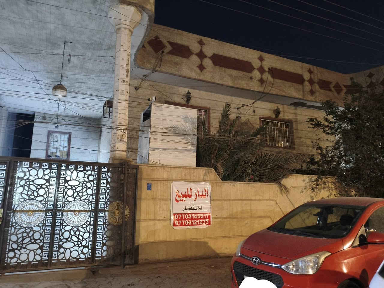 عقار للبيع مع ملحق مشتمل في الجبيلة قريب جدا على مول بصرة تايم سكوير يقع على شارع 25م باب دخول مول التايم المساحه الكلية للعقار تقريبا  400م2 .
تفاصيل العقار : واجهة20م وتقريبا نزال20م مكون من طابقين مع حدائق امامية وخلفية مع كراجين الاول يسع 2 سيارة والثاني 1 سيارة .
الطابق الاول : يحتوي على صالة كبيرة ومطبخ كبير وهول وغرفتين وصحيات . 
الطابق الثاني : يحتوي على غرفتين نظام سويت 
يوجد ملحق مشتمل في الطابق الثاني بمساحة 100م2 يحتوي على استقبال ومطبخ وغرفتين وصحيات . 
بناء الدار قديم ومرمم في سنة 2010 مع بناء المشتمل في سنة 2015 .
العقار يعد فرصة استثمارية كونه يقع في مركز المدينة ومنطقة راقية وقريب جدا على المول وعلى شارع تجاري عريض وقريب جدا على الشارع العام شارع دينار يكون مدرسة او روضة او مبنى شركة او سكن . 
لمزيد من التفاصيل الاتصال على الارقام التالية : 
*********** - *********** يتوفر واتساب .
