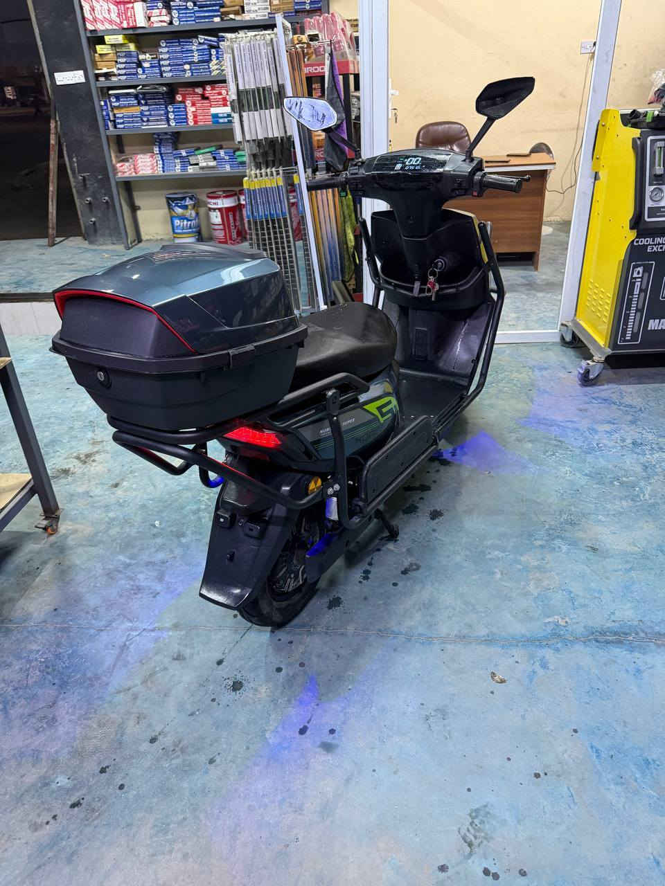 سلام عليكم ماطور شحن للبيع موديل 25نوعه كوري مشدود قبل شهر ونص موطور حيل جديد على ايدي من البيت للمحل بطارياته وين متريد روح افحصهن شرط ضمان كهربائية كلها شغاله موطور اخو الجديد سرعته 85حقيقي +بي ديجي السعر 750وبي مجال متوازي على بيعته رقم الهاتف *********** مكاني الرمادي شارع 40
