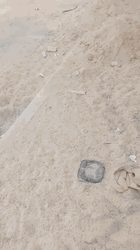 دار للبيع 

المنطقه الصحفين الاولى 
نوع العقار (طابو صرف)

ثالث بيت عن شارع ٢٠ الي يربط
 بين الصحفين الاولى والثانيه 
عل شارع ١٠ متر

المساحه( ١٢٥)

((قيد الإنشاء ))يحتوي على

 غرفه وصاله ومطبخ  حار وبارد ديوان  وصحيات 
السعر( ١١٠) وقابل للتفاوض

تصل ***********
