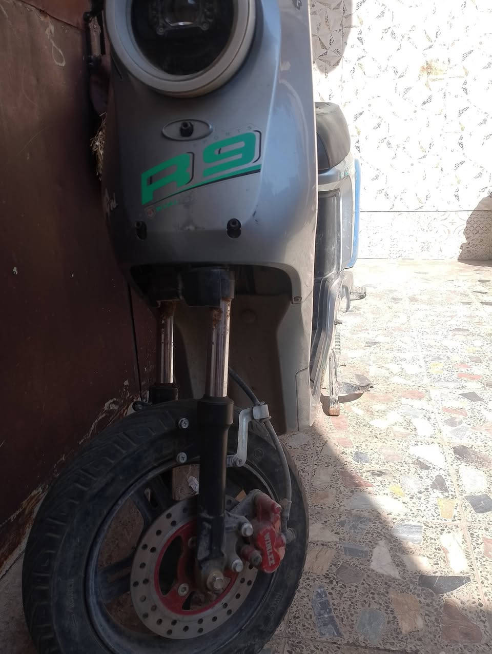 السلام عليكم دراجه للبيع ار 9 متروكه صارلها 8 تيام كلشي ما بيها باتريات قبل يومين بدلتلهه دراجه ما ماشيه بس عوزهه جملغات زوج الدراجه خير من الله قيم واخذ بس لحد يكسر بسعرهه اخذتهه 550 اني قيم واخذ المكان بغداد الشعب متواجد فيس رقم ***********
