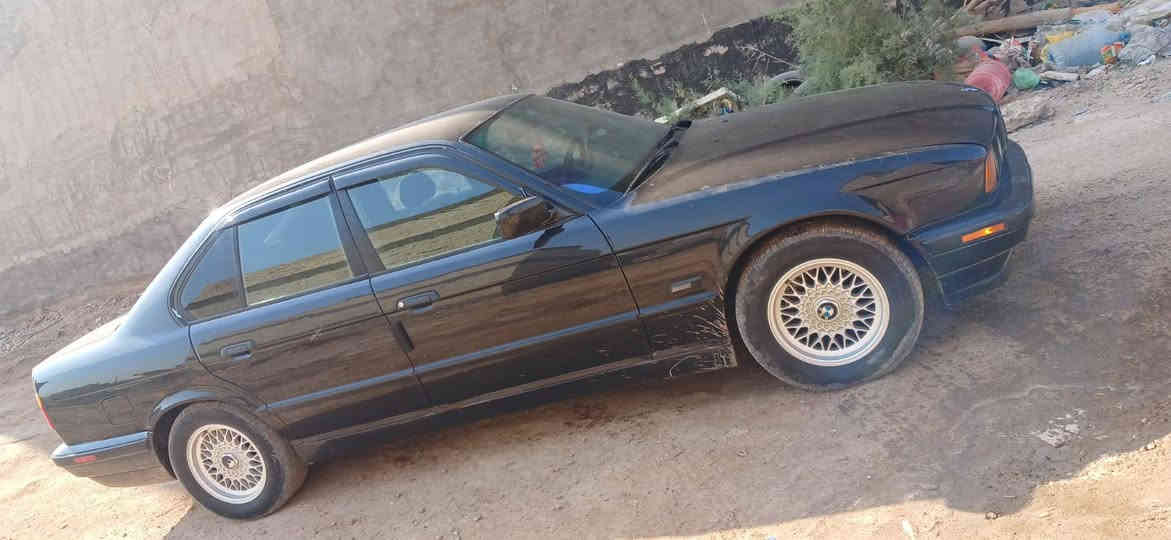 السلام عليكم بي ام 525  وارد ياباني بجم عريض مسكر فانوس موديل 1995 سيارة صبغ جمالية فقط نضيفة بمعنا الكلمة تجي وتشوف بعينك كير محرك بحالة جيدة جدا عليها ادامة من فيتبم جديد اصلي وراديترات وجوينات وبلكات اصلية ونوزلات اصليات دهن كلة اصلي من شركة اكسادو10w40 بدون لا تنقيص ولا تبخير
مواصفات سيارة 
كشنات جلد وكهرباء 
تبريد قطعتين ثلج 
مري كهرباء 
جام اوتو كلة كهرباء بردة خلفية 
داخل صاج ملكي واسود دبل ايرباك سيارة دبل جكمجة
ويل خلية وتخم تاير جديد سنتر لوك شغال بيهة منضومة زنون عالي ناصي سيارة رقم سليمانية تحويل ثاني يوم سيارة مكانها بغداد الدورة 
سعر 80 وبيهة مجال بسيط 
لاستفسار***********
