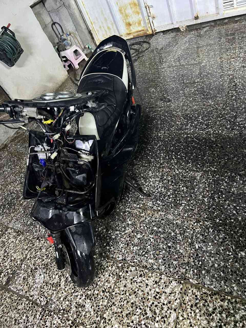 السلام عليكم سكنس فحل دراجه قويه مكينه 58 ونص تشك الكاع و بيهه باتري جديد تاير خلفي جديد كلجات رياضي الدراجه تخبل كاسره رنك فقط + كفراتهه موجوده كامله  السعر 300 وبيهه مجال رقم *********** واتساب و رصيد موجود مكاني بغداد شارع ألجزيره السياحيه
