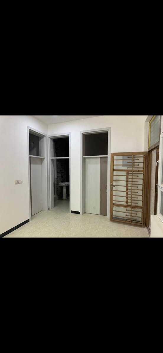 السلام عليكم 
شقه اللايجار مساحه ١٠٠ متر بناء حديث 
تتكون من (غرفتين وصاله ومطبخ وصحيات)
تتوفر فيها جميع الخدمات من ( ماء وخزانات وسخانات) 
المكان / طوريج ام الهوى الجديد قرب مجمع دينار 
الاستفسار/ ***********
