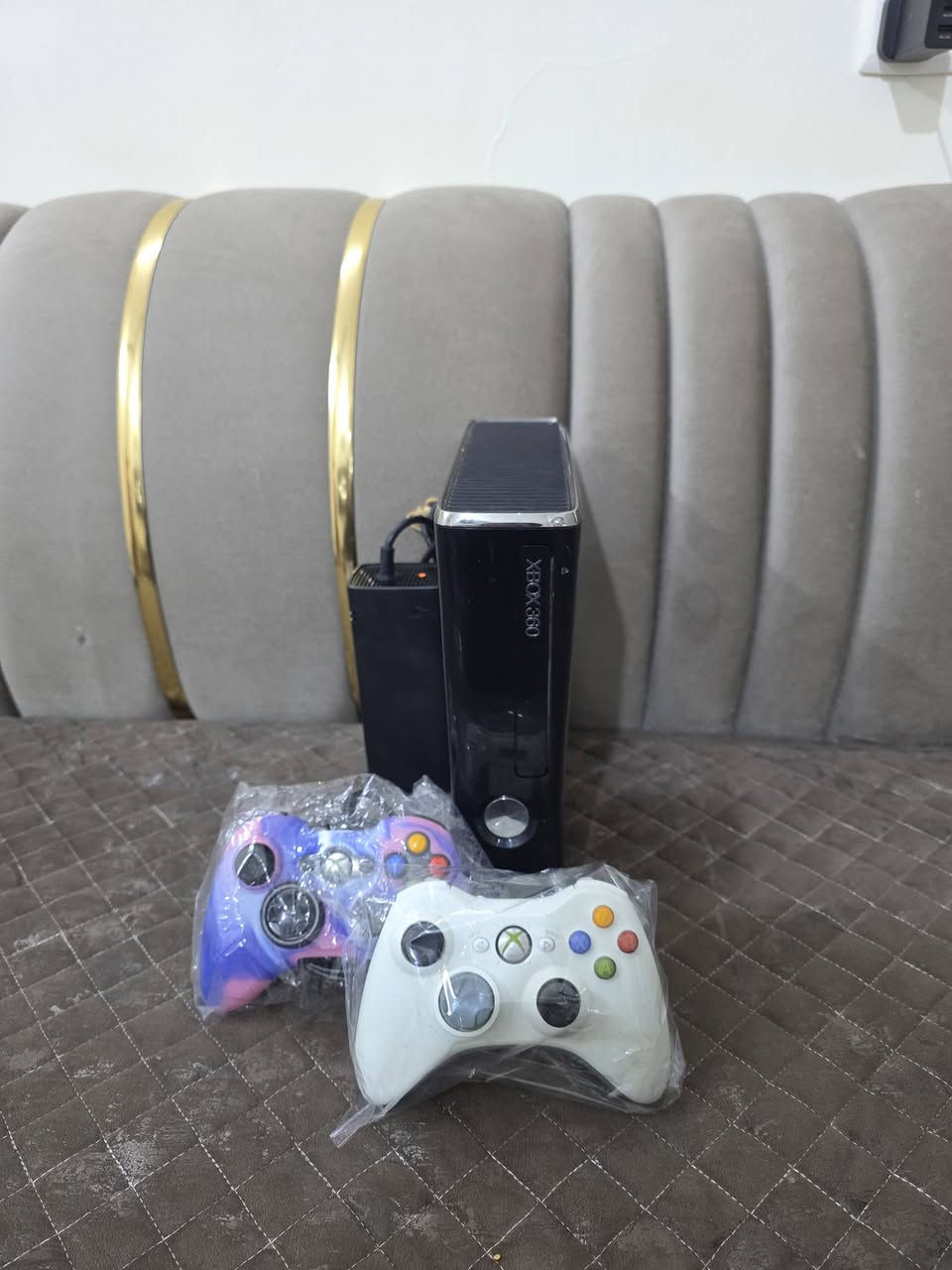 اكس بوكس 360مهكر نظام ارورة حيل حيل نظيف يحتوي على 141لعبة ويحتوي على 2جوستك وغراضه كله بلادي شرط الفحص السعر 130وبي مجال للطيبين توصيل جميع المحافظات متوفر ***********
