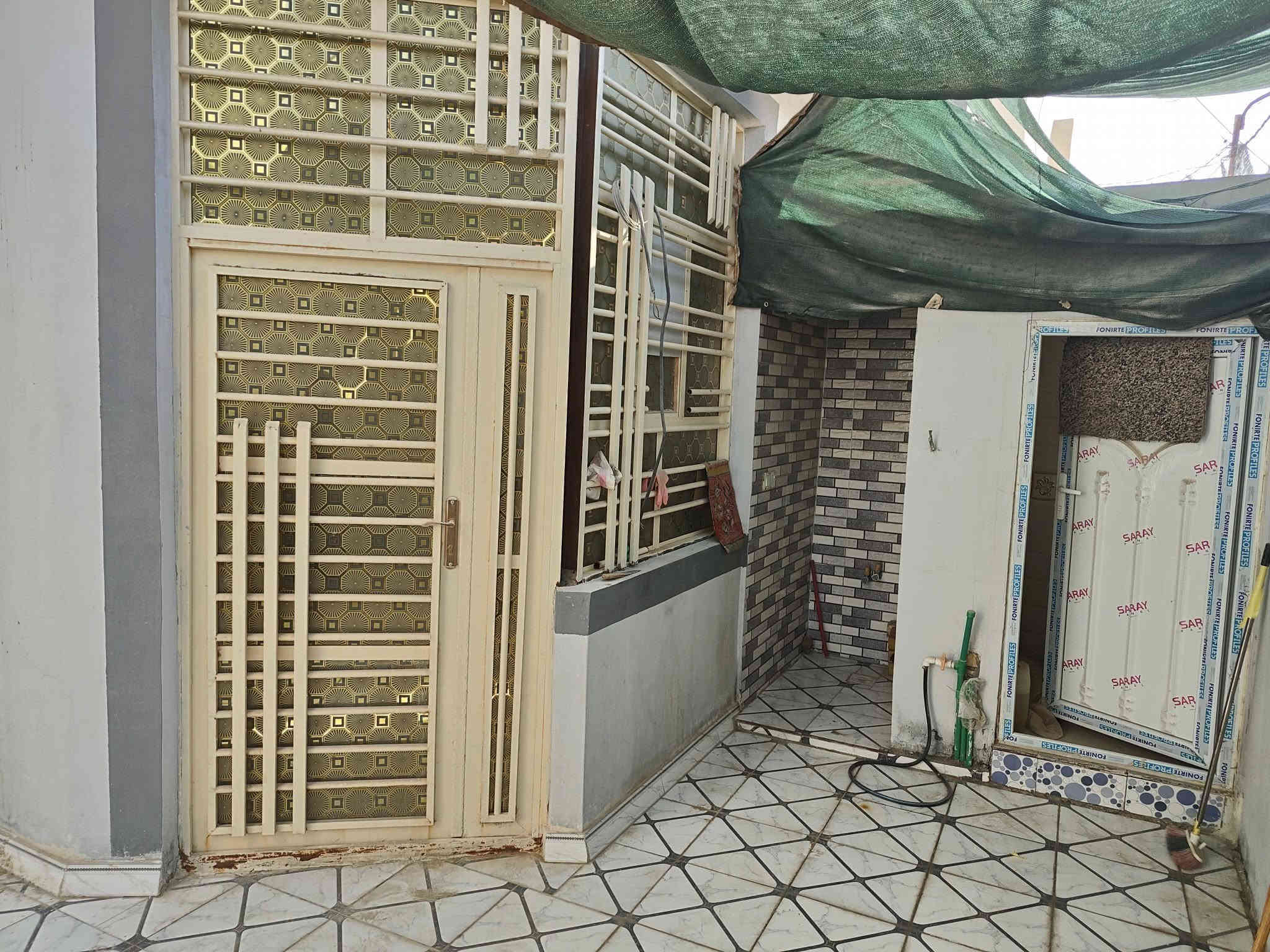 بيت 150 متر طابو زراعي 25 مقابل قرية الغدير غير مسكون حاليا شارع المطار شارع المطحنة أول فرع. للبيع فقط. السعر 70
يتكون من غرفتين وصالة مفتوحة على الهول الداخلي ومطبخ وصحيات داخلية و خارجية. 
للاتصال ***********. ***********
